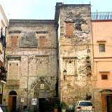 Tra i meandri del borgo antico di Bari, in largo Albicocca, giace da cinquecento anni un manufatto dalla storia molto particolare (vedi foto galleria). Si tratta di palazzo Casamassimi anche conosciuto come palazzo Vermicocca: un edificio a tre piani sede del primo tribunale della citt�, che secondo la leggenda sarebbe collegato con un tunnel sotterraneo al Castello Svevo